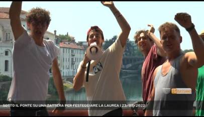 BASSANO DEL GRAPPA | SOTTO IL PONTE SU UNA ZATTERA PER FESTEGGIARE LA LAUREA