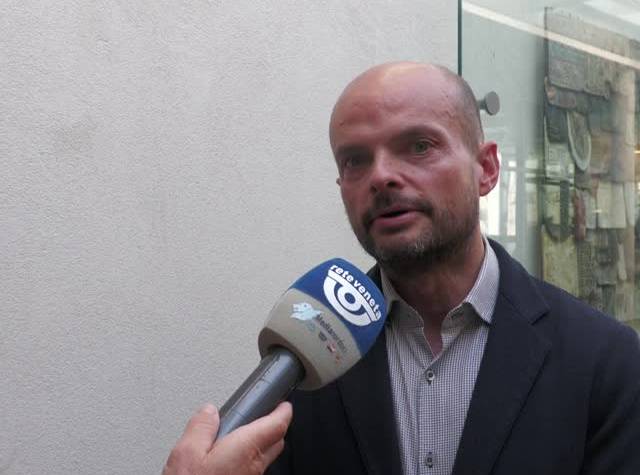 sem0tyHGUqg